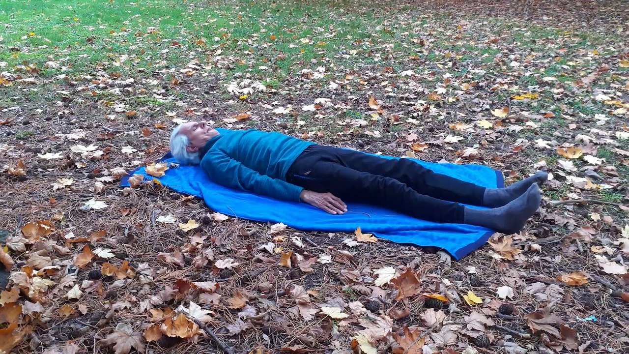 Séquence de yoga en plein air avec Claude
