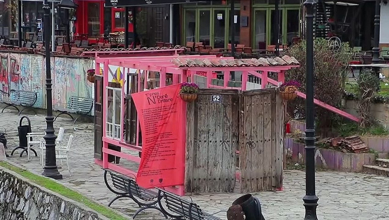 Prizren'in yıkılan evlerinin kapı ve pencereleri sergide buluştu