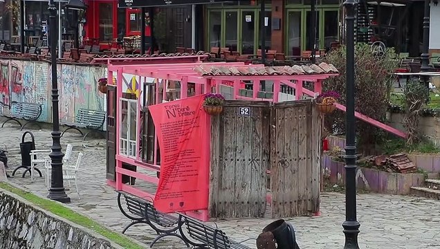 Prizren'in yıkılan evlerinin kapı ve pencereleri sergide buluştu