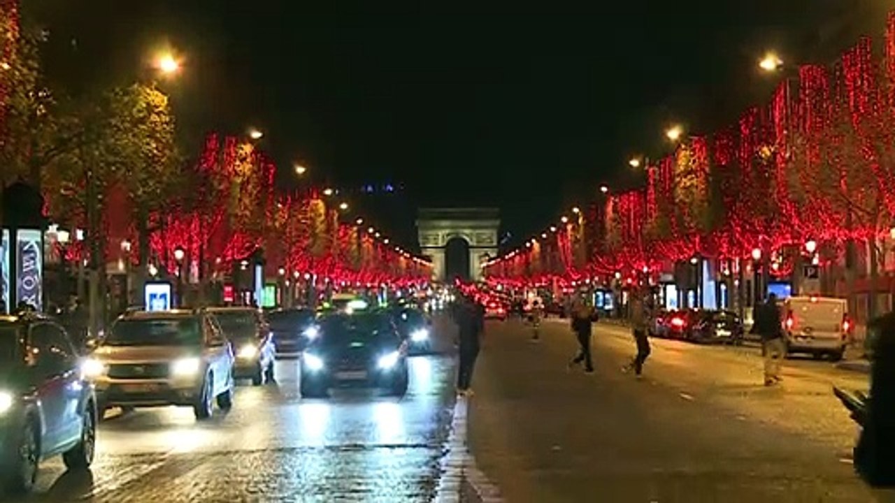 زينة الميلاد تضيء جادة الشانزليزيه في باريس