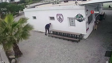 Halı sahada bir şey bulamayan zanlılar merdiveni çaldı