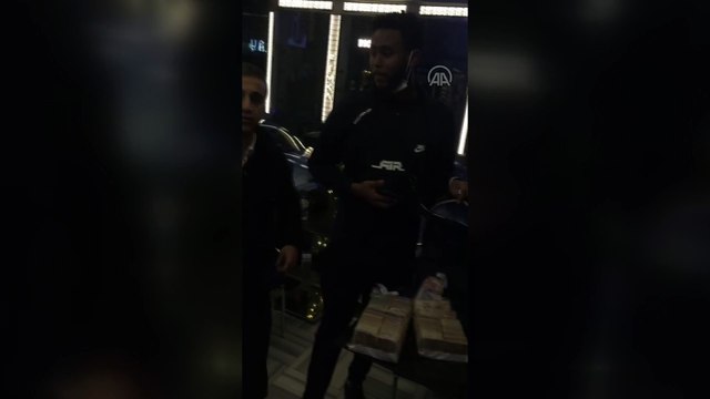 İSTANBUL - Taksisinde unutulan 300 bin avroyu sahibine teslim etti