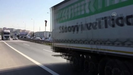 KOCAELİ - Anadolu Otoyolu'nda tır orta şeritte duran otomobile çarptı: 1 ölü