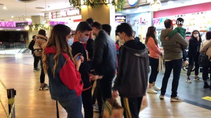 - AVM'de yerde yemek yiyenler için tedbir alındı