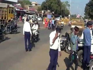 ट्रैफिक पुलिस ने बिना मास्क वाहन चलाने वाले का बनया 100 रुपये का चालान