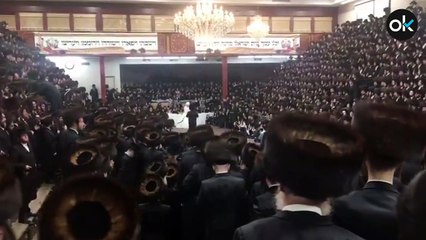 Más de 7.000 personas cantando sin mascarillas: la boda del nieto del gran rabino jasídico de Brooklyn