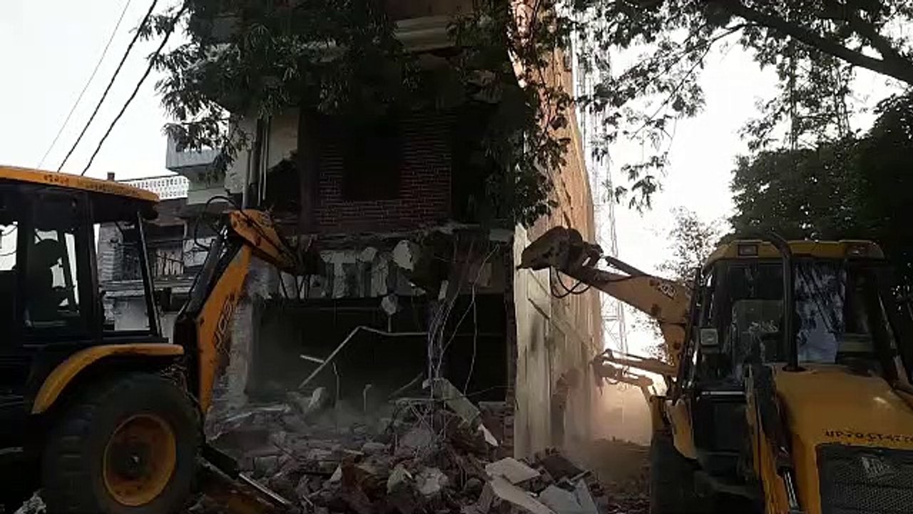 बाहुबली दिलीप मिश्रा के तीन मंजिला मार्केट पर पीडीए का चला बुलडोजर