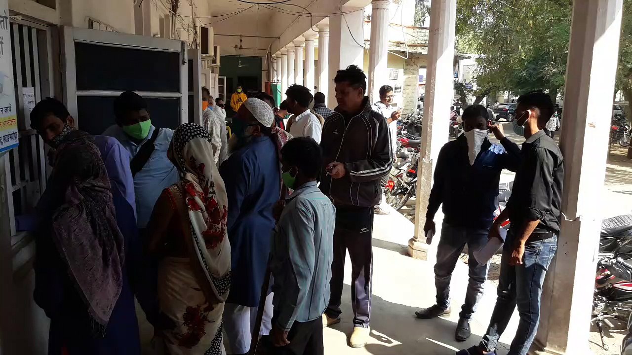 सवाईमाधोपुर जिला कलक्ट्रेट में उपखंड अधिकारी कार्यालय परिसर में काउंटर पर नामांकन फार्म लेने के लिए लगी कतार।