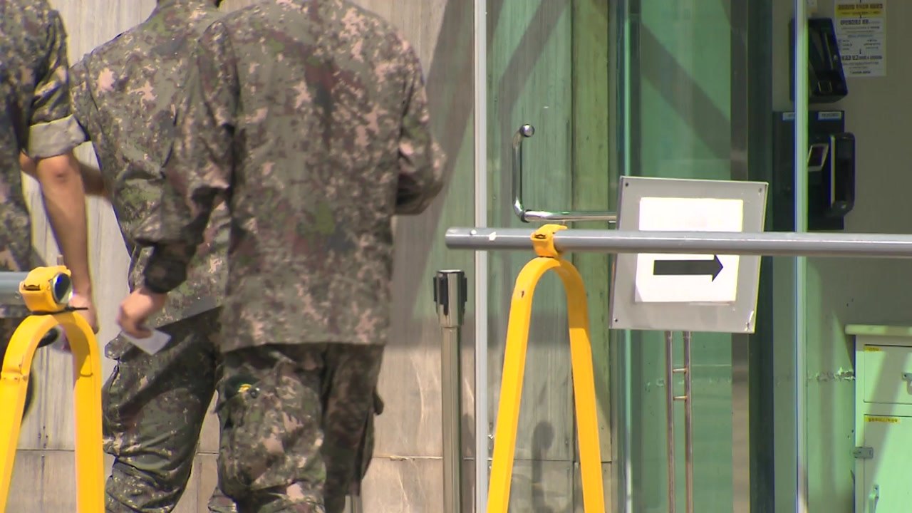 철원 군부대 30여 명 집단 감염, 경로 오리무중...장병 휴가 제한 / YTN