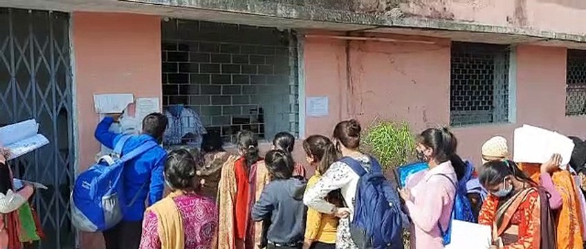 दो दिन की छुट्टी के कारण नहीं बटा खाद, सोमवार को कतार में लगे रहे किसान