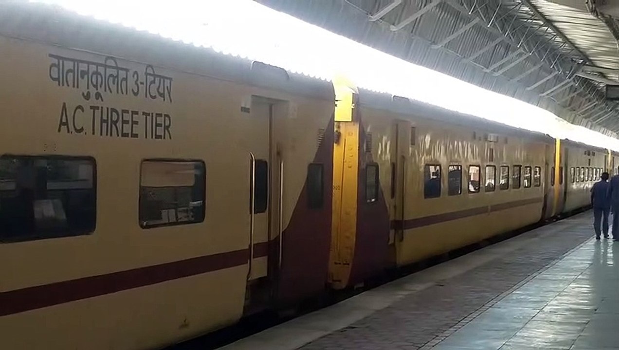 स्पेशल का टैग लगने के बाद स्टेशन से आगे नहीं जा...