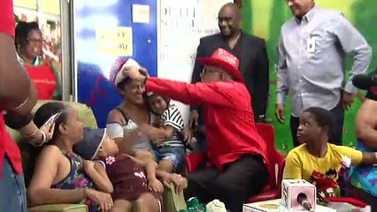 Deyalsingh Visits HIV and Cancer Patients