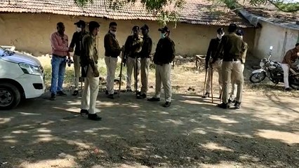 ईनामी बदमाश अमजद लाला के आने की सुचना पर पकड़ने पहुंचे टीआई, गोली चलाकर भागा