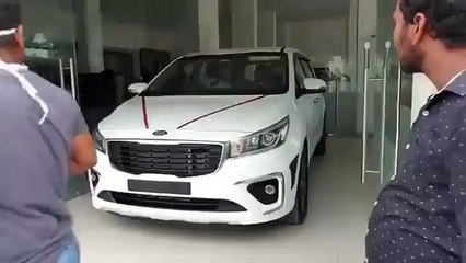 سيارة جديدة مباشرة من صالة العرض إلى التوكيل: اصطدم بالحائط