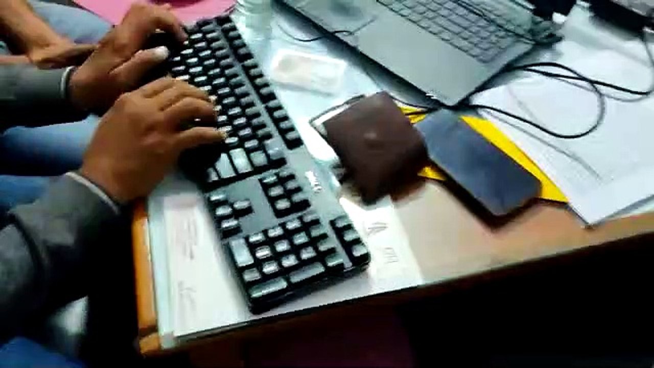 एक लाख जमा दिलाने के बदले 18 हजार रिश्वत लेते द...