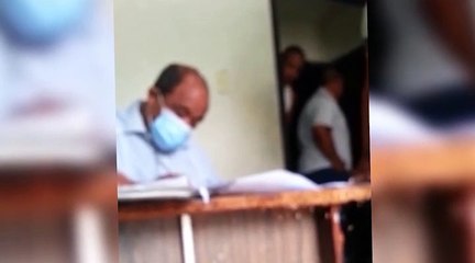 Momento en que senador de Monte Cristi intenta sacar reo de la cárcel