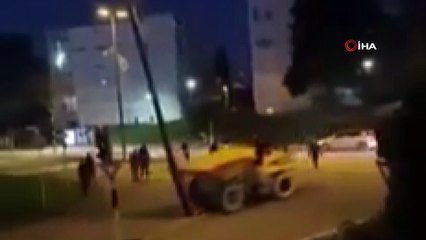 - Fransa’da bir grup çaldıkları iş makinası ile güvenlik kameralarını yıktı