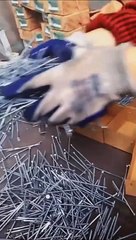 Cette machine magnétique aligne les clous... et vous allez adorer