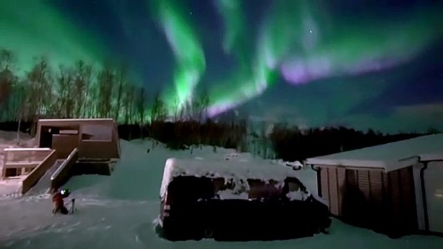 Il ouvre sa porte et là ... Eblouissant. Aurores boréales magnifiques