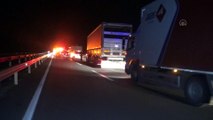 KARS - Yola dökülen pancar küspesi zincirleme trafik kazasına neden oldu: 5 yaralı