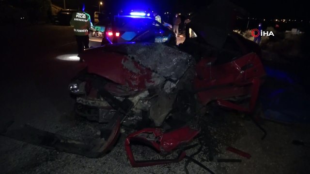 Kamyonla kafa kafaya çarpışan otomobil hurdaya döndü: 2 ölü