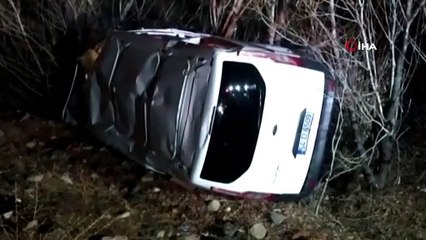 Kaçak göçmenleri taşıyan minibüs şarampole devrildi: 17 yaralı