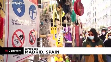 شاهد: طائرات مسيرة لمراقبة سوق قديمة للأغراض المستعملة في مدريد بعد إعادة فتحه