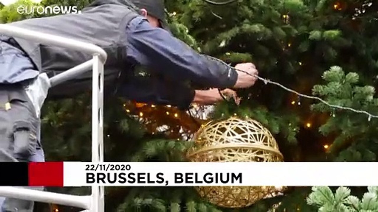 Weihnachtliches Paris: Champs-Elysées erstrahlen in Rot
