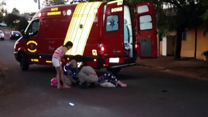 Mulher fica ferida em acidente de moto; motorista não parou no local