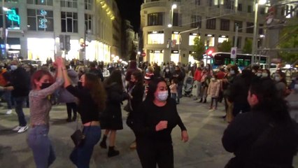 La policía disuelve un "Salsódromo" improvisado en plena Gran Vía de Madrid