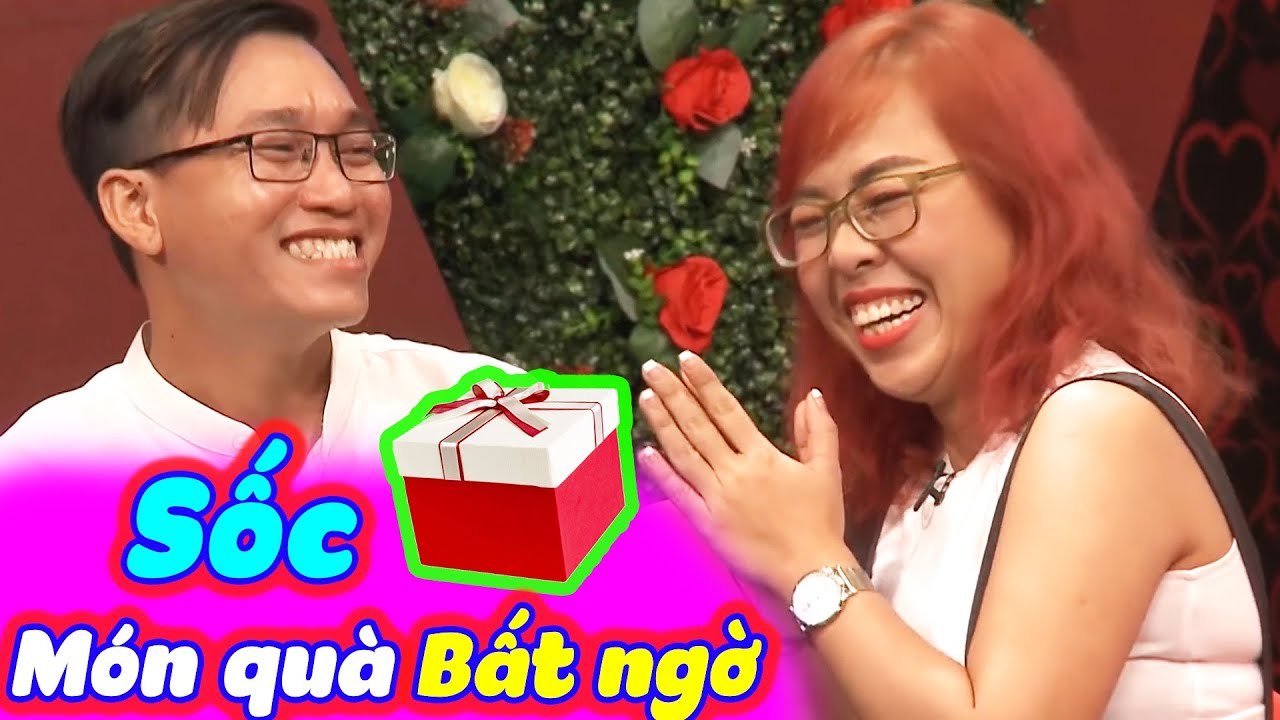 Cô Gái Ngỡ Ngàng Với Món Quà Độc Lạ Của ChàngTrong Lần Đầu Hẹn Hò Khiến Trường Quay Cười Bể Bụng