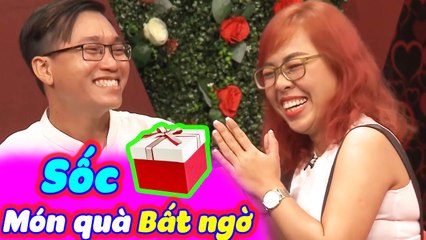 Cô Gái Ngỡ Ngàng Với Món Quà Độc Lạ Của ChàngTrong Lần Đầu Hẹn Hò Khiến Trường Quay Cười Bể Bụng