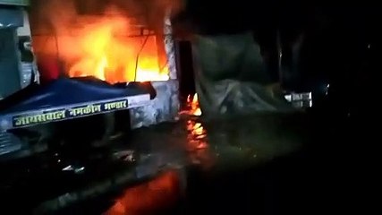 नमकीन बनाने वाले कारखाने में शॉर्ट सर्किट के चलते आग लग गई आग