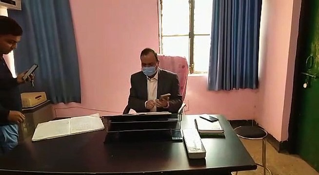 लखीमपुर खीरी- एसडीएम पहुँचे सामुदायिक स्वास्थ्य केंद्र, मचा हड़कंप