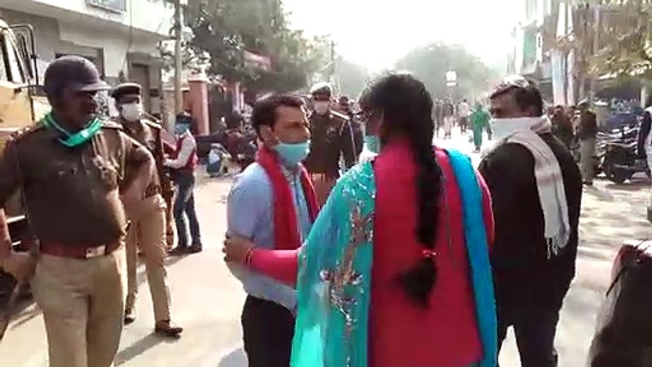 एक तरफ लव जिहाद का जोरदार प्रदर्शन, दूसरी तरफ प...