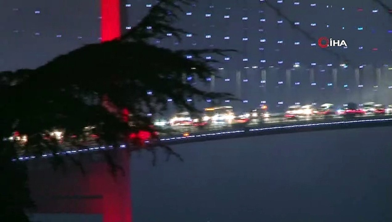 İstanbul Boğazı'nda Sabah Saatlerinde Etkili Olan Sis Kartpostallık Görüntüler Oluşturdu