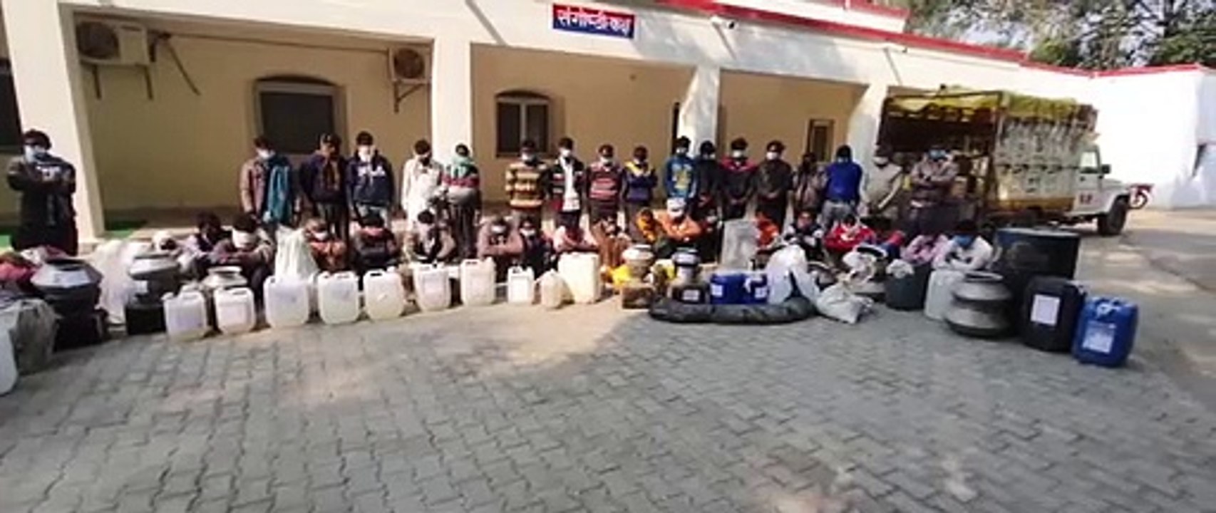 लखीमपुर खीरी- अवैध कच्ची शराब के खिलाफ चला अभिय...