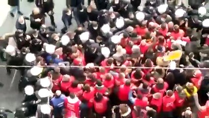 Haklarını arayan işçilere gözaltı!