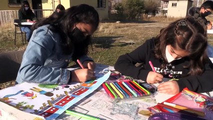 ERZİNCAN - Tren garında çizdirdiği resimlerle öğrencilerin gönüllerine dokunuyor