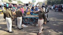 यातायात पुलिस ने विजय स्तंभ से अस्पताल चौराहे तक हाथ ठेला सब्जी व फल विक्रेता को थमाये नोटिस