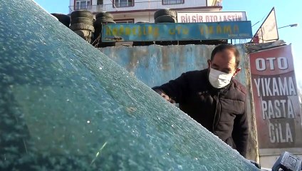 KARS - Doğu'da soğuk hava nedeniyle dereler ile araç ve evlerin camları buz tuttu (2)