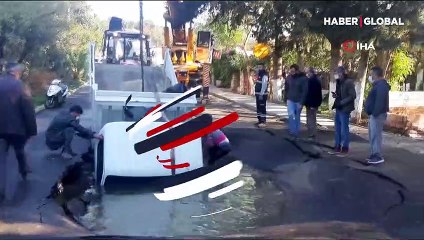 Asfalt çöktü, kamyonet içine düştü! İşçiler boğulmaktan son anda kurtuldu