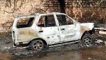 सड़क किनारे कबाड़ की कार आग का गोला बनी