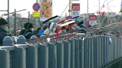 Balıkçılar Galata Köprüsü'ne akın etti, önlemler hiçe sayıldı