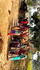 गांव में आग लगने की वजह से मची अफरा-तफरी