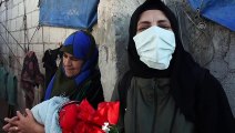 İDLİB - Türk ve İsviçreli aktivist kadınlar İdlib'deki kamplarda bulunan kadınlara gül dağıttı