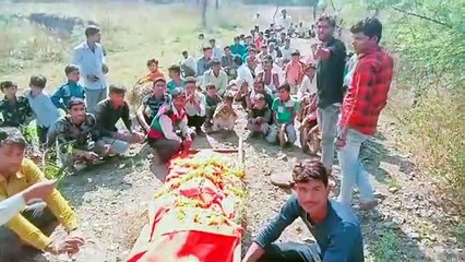 बीमारी के चलते हुई एक बंदर की मृत्यु, गांव वालों ने विधि विधान के साथ दाह संस्कार किया