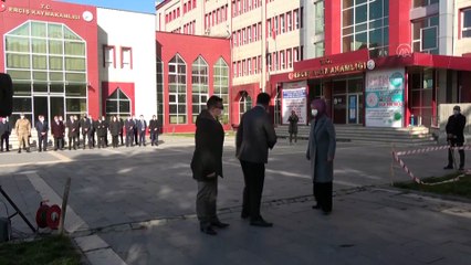 VAN - Depremlerde şehit olan öğretmenler kabirleri başında anıldı