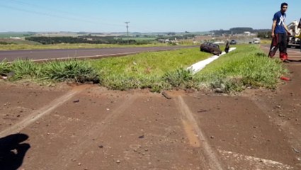 Caminhão tenta acessar retorno e atinge Gol na BR-467