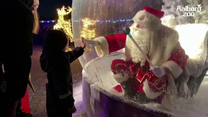 Au Danemark, le père Noël s'installe dans une boule à neige pour saluer les enfants